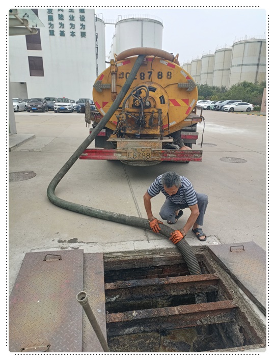 和乐镇隔油池清掏