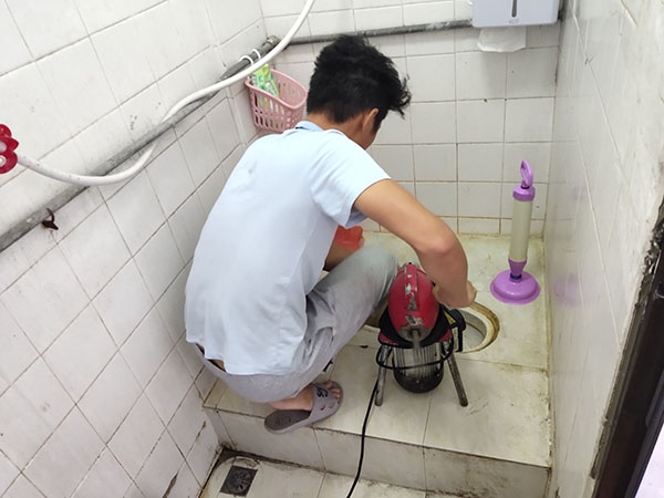 和乐镇肥皂掉到马桶里把马桶堵住了怎么办？马桶堵住了怎么办