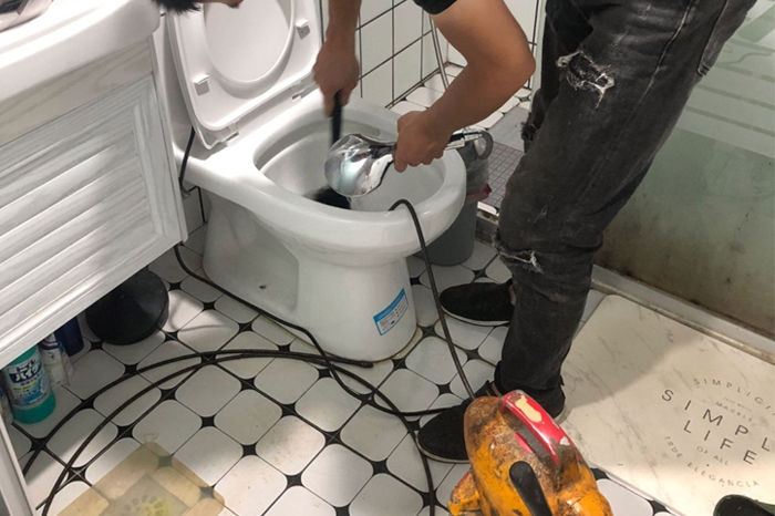 和乐镇马桶堵塞自己疏通还是找师傅？专业上门服务让你省时更省心